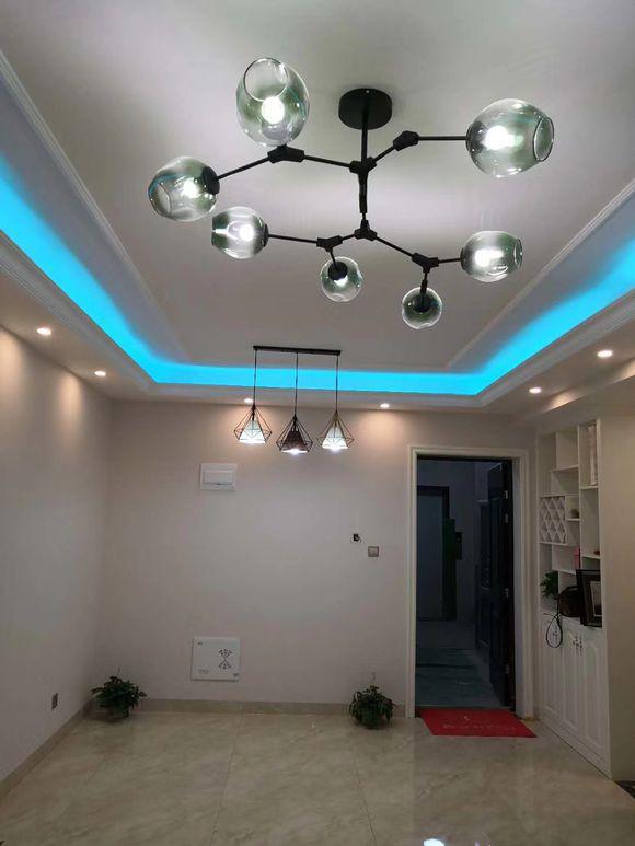 90平用10萬(wàn)裝修完，一進(jìn)門驚艷到我了，尤其是客廳的燈最亮眼。