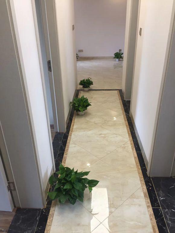 90平用10萬(wàn)裝修完，一進(jìn)門驚艷到我了，尤其是客廳的燈最亮眼。