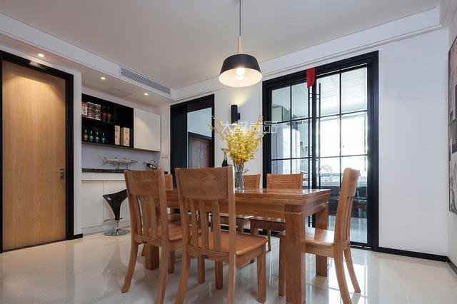 140平用15萬裝修，色彩搭配簡潔明亮，我覺得一點也不虧。