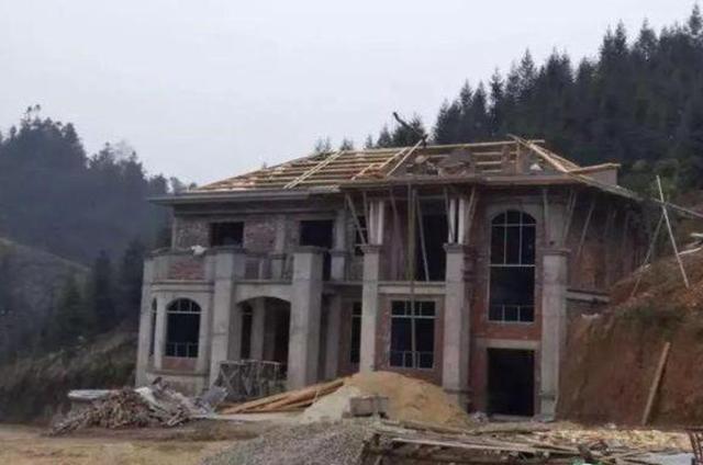 一款帶地下室的農(nóng)村二層自建別墅設(shè)計(jì)圖，外觀豪華，設(shè)計(jì)精美，50萬(wàn)建成毛坯，看了的都說(shuō)值