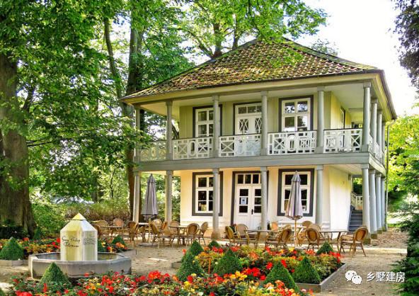 二層農(nóng)村別墅圖，自帶陽臺車庫，飄窗造型更是質(zhì)樸與時尚的結(jié)合，你心動了嗎