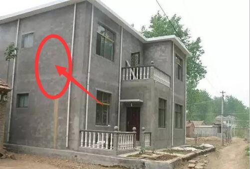 農(nóng)村自建房萬萬不要貼外墻瓷磚了，聰明人新建的別墅都是直接貼水泥來裝飾，用50年沒問題