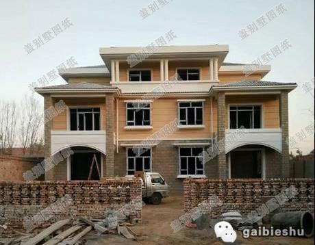 二層雙拼別墅設(shè)計圖，對稱式設(shè)計和布局，增加建筑的整潔大氣感，主體造價40萬。