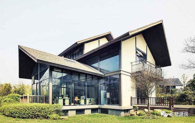 這款別墅設(shè)計圖花30萬就能建，帶水池，有花草綠植