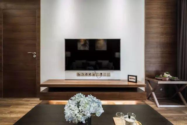 一套98平米兩室兩廳格局，整體色調(diào)搭配沉穩(wěn)、雅致，木地板上墻很有范兒！