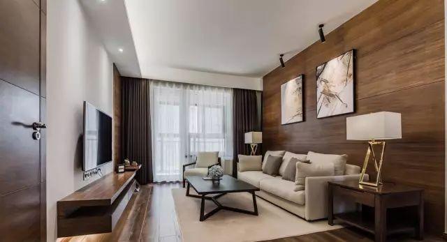 一套98平米兩室兩廳格局，整體色調(diào)搭配沉穩(wěn)、雅致，木地板上墻很有范兒！