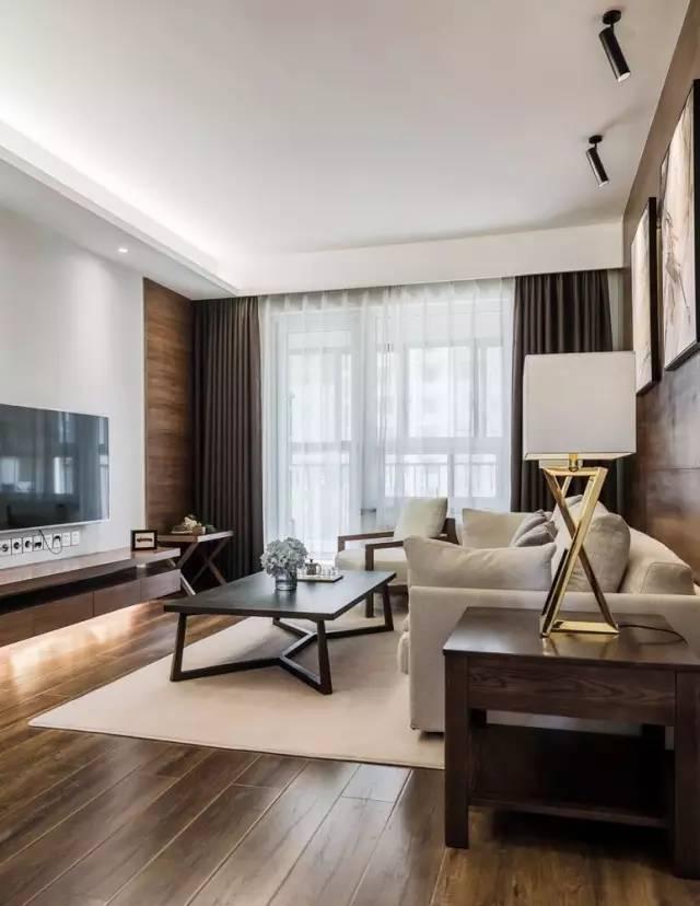 一套98平米兩室兩廳格局，整體色調(diào)搭配沉穩(wěn)、雅致，木地板上墻很有范兒！