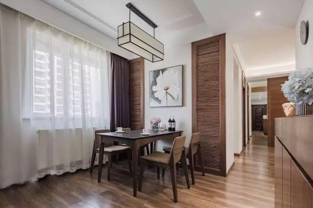 一套98平米兩室兩廳格局，整體色調(diào)搭配沉穩(wěn)、雅致，木地板上墻很有范兒！