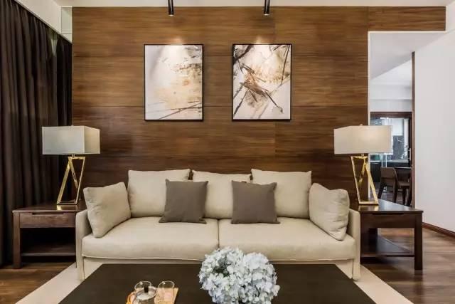 一套98平米兩室兩廳格局，整體色調(diào)搭配沉穩(wěn)、雅致，木地板上墻很有范兒！