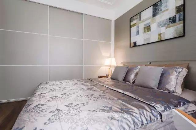 一套98平米兩室兩廳格局，整體色調(diào)搭配沉穩(wěn)、雅致，木地板上墻很有范兒！