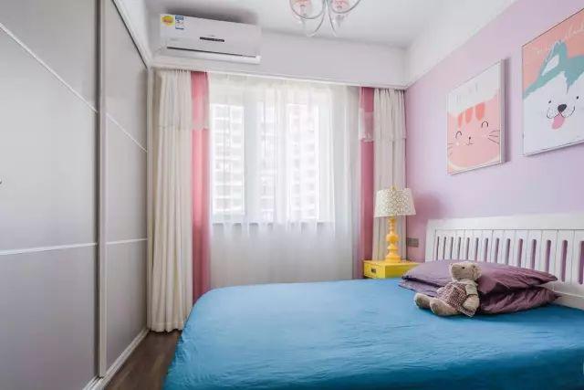 一套98平米兩室兩廳格局，整體色調(diào)搭配沉穩(wěn)、雅致，木地板上墻很有范兒！