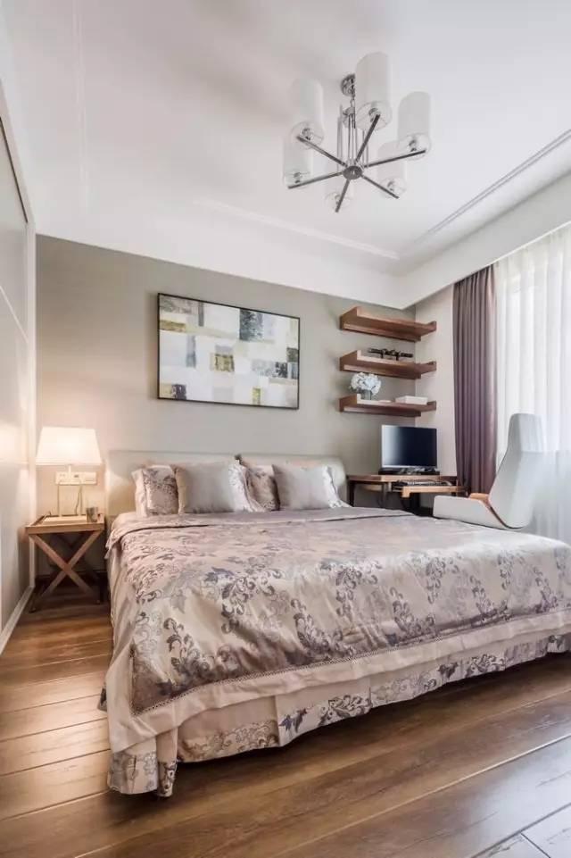 一套98平米兩室兩廳格局，整體色調(diào)搭配沉穩(wěn)、雅致，木地板上墻很有范兒！