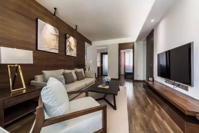 一套98平米兩室兩廳格局，整體色調(diào)搭配沉穩(wěn)、雅致，木地板上墻很有范兒！