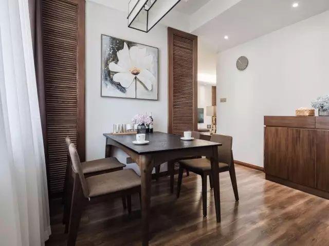 一套98平米兩室兩廳格局，整體色調(diào)搭配沉穩(wěn)、雅致，木地板上墻很有范兒！