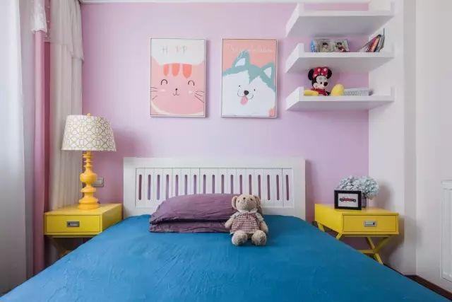 一套98平米兩室兩廳格局，整體色調(diào)搭配沉穩(wěn)、雅致，木地板上墻很有范兒！