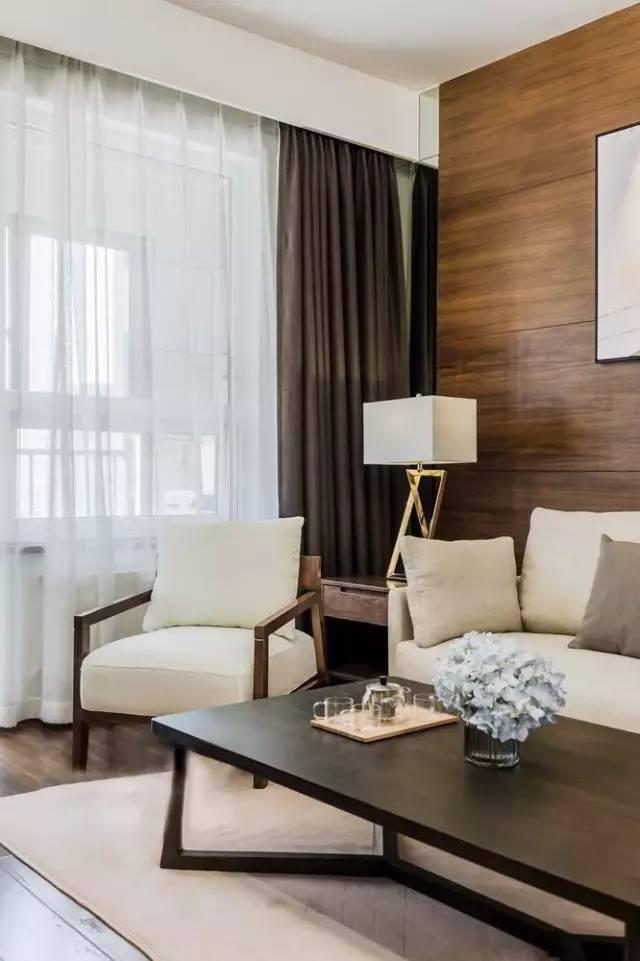 一套98平米兩室兩廳格局，整體色調(diào)搭配沉穩(wěn)、雅致，木地板上墻很有范兒！