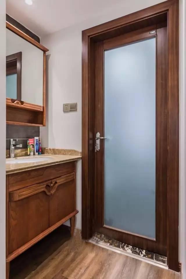 一套98平米兩室兩廳格局，整體色調(diào)搭配沉穩(wěn)、雅致，木地板上墻很有范兒！