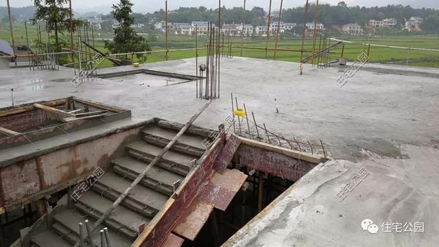 今日實(shí)例別墅設(shè)計(jì)圖，回農(nóng)村建別墅，也算是衣錦還鄉(xiāng)了，還可以盡盡孝道