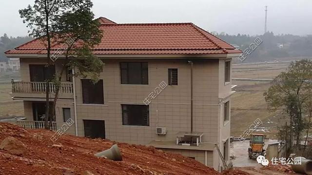 今日實(shí)例別墅設(shè)計(jì)圖，回農(nóng)村建別墅，也算是衣錦還鄉(xiāng)了，還可以盡盡孝道