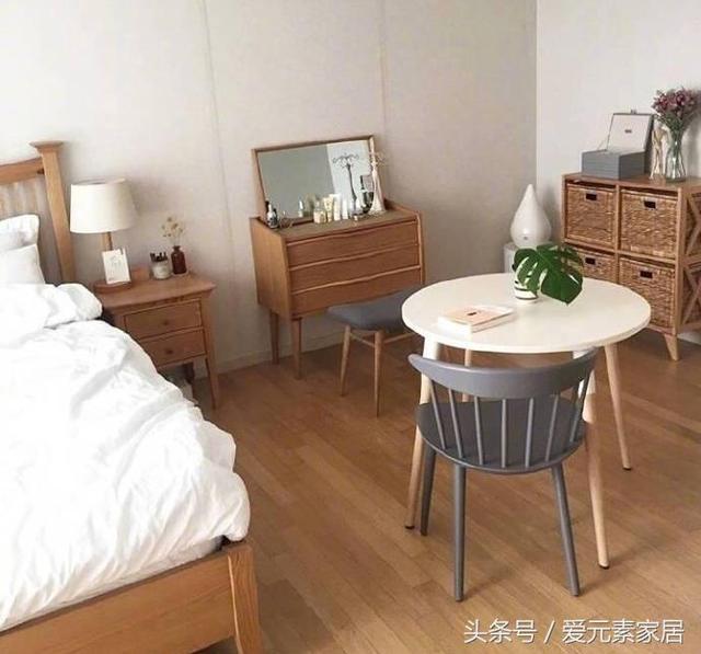 簡簡單單的現(xiàn)代風格，整個房子的裝修只花了近4萬，朋友來我家，我家門檻都快給踏爛了。