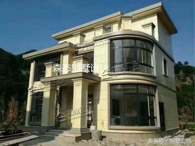 新農(nóng)村三層復(fù)式別墅是超經(jīng)典的款式，永不過時，帶雙車庫+超大露臺。