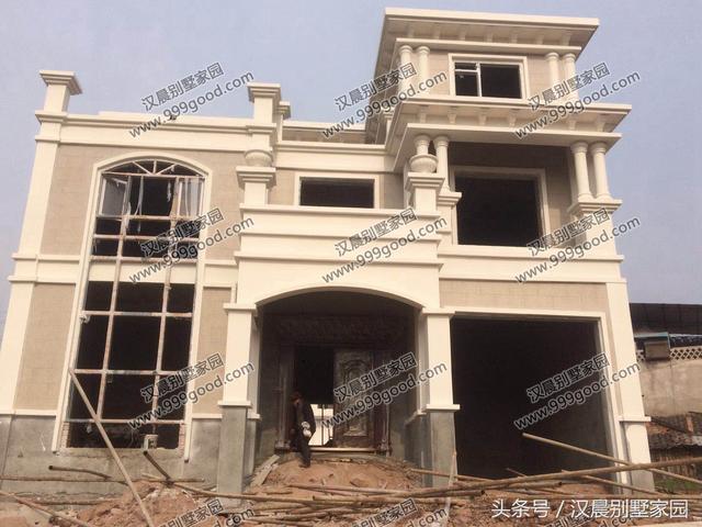 豪華型經(jīng)典別墅設(shè)計(jì)圖，大氣歐式帶車庫(kù)，附實(shí)景圖