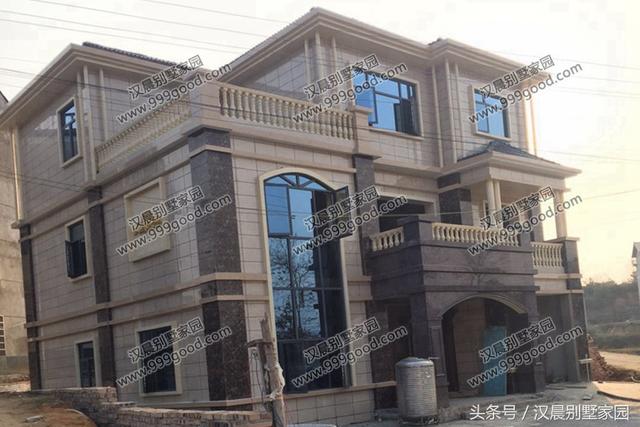 豪華型經(jīng)典別墅設(shè)計(jì)圖，大氣歐式帶車庫，附實(shí)景圖