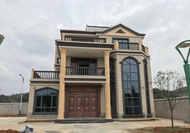 13×15米三層框架結(jié)構(gòu)別墅設(shè)計(jì)施工效果圖，帶挑空客廳，十分華麗氣派