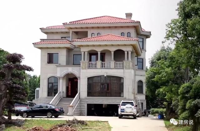 帶露天泳池和地下車庫的別墅設(shè)計圖，開啟精彩豐富生活