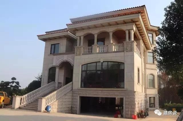 帶露天泳池和地下車庫的別墅設(shè)計圖，開啟精彩豐富生活