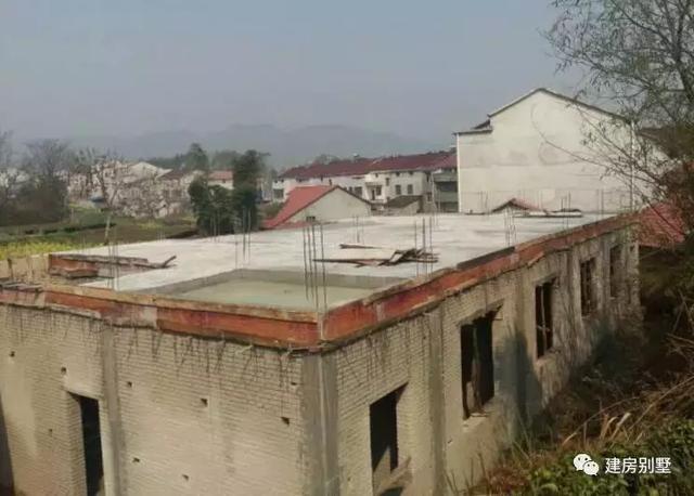 三層的兄弟雙拼自建房，主體花了30來萬。