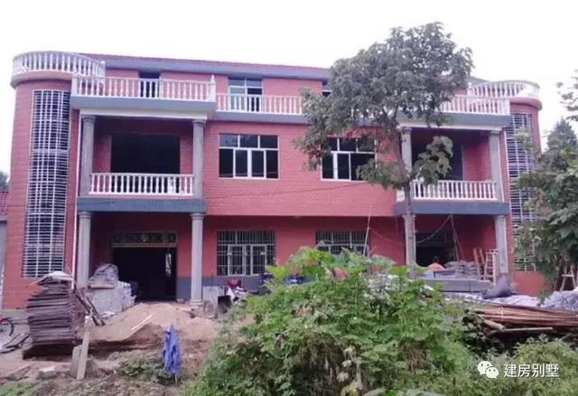 三層的兄弟雙拼自建房，主體花了30來萬。
