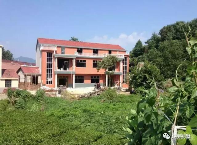 三層的兄弟雙拼自建房，主體花了30來萬。