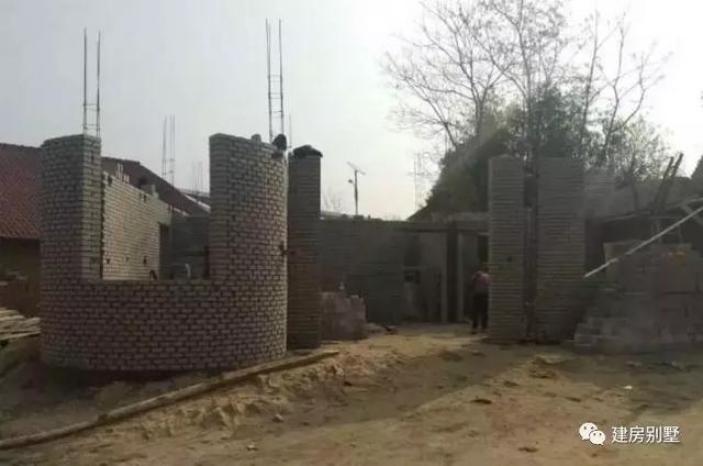 三層的兄弟雙拼自建房，主體花了30來萬。