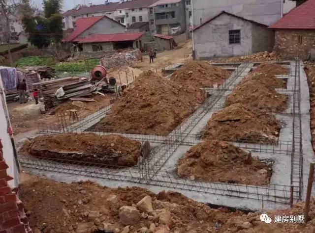 三層的兄弟雙拼自建房，主體花了30來萬。