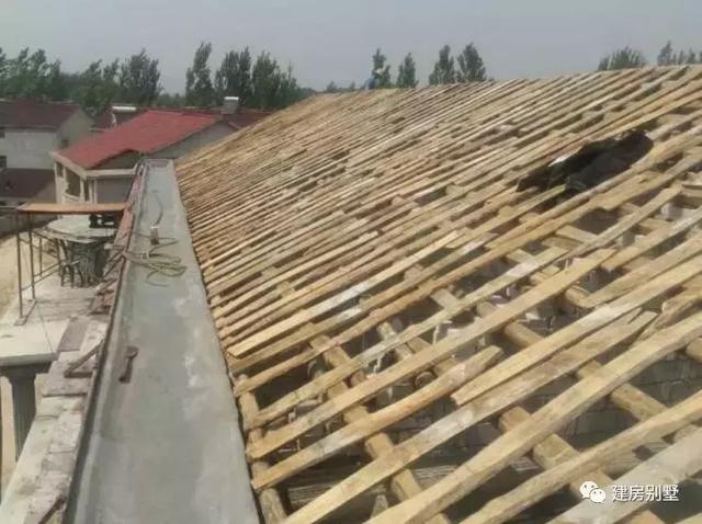 三層的兄弟雙拼自建房，主體花了30來萬。