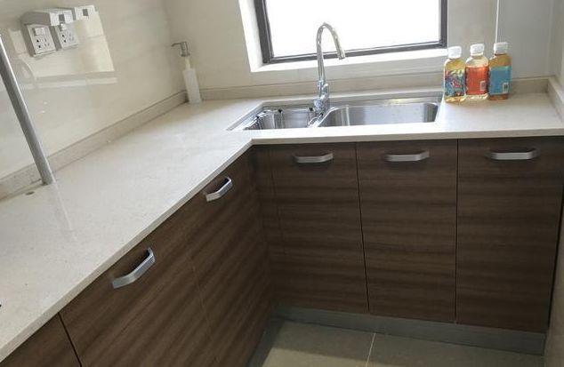 全包花了12萬做的簡裝裝修，很多朋友也來看了，也是說挑不出毛病，裝修還不錯(cuò)。