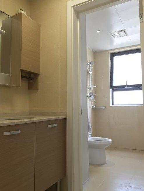 全包花了12萬做的簡裝裝修，很多朋友也來看了，也是說挑不出毛病，裝修還不錯(cuò)。