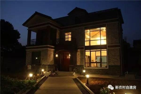 13.5米×14.3米三層復(fù)式別墅設(shè)計(jì)圖，設(shè)計(jì)美觀大氣，帶大露臺(tái)，造價(jià)35萬(wàn)。