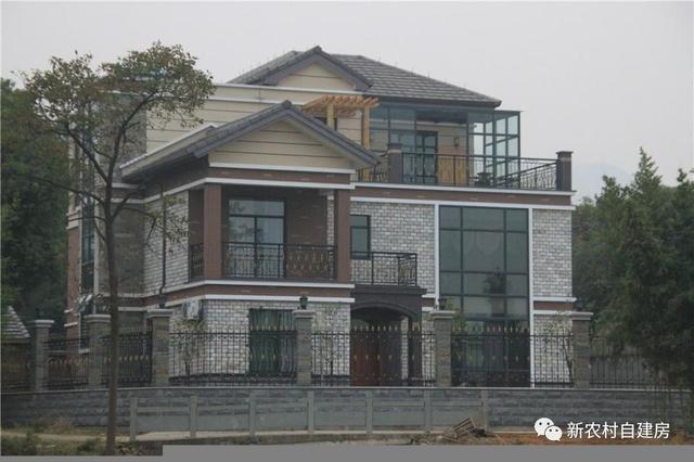 13.5米×14.3米三層復(fù)式別墅設(shè)計(jì)圖，設(shè)計(jì)美觀大氣，帶大露臺(tái)，造價(jià)35萬(wàn)。