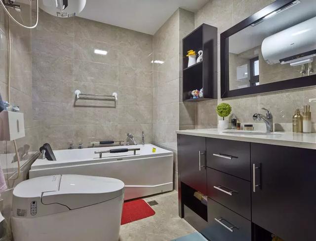 138平三居室用黑白灰風(fēng)格裝修，簡潔大方，好帥氣。