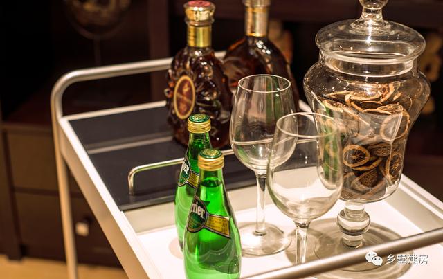 這棟別墅主要是以居住為準，開間12米，進深10米，自己住，住的舒適才好