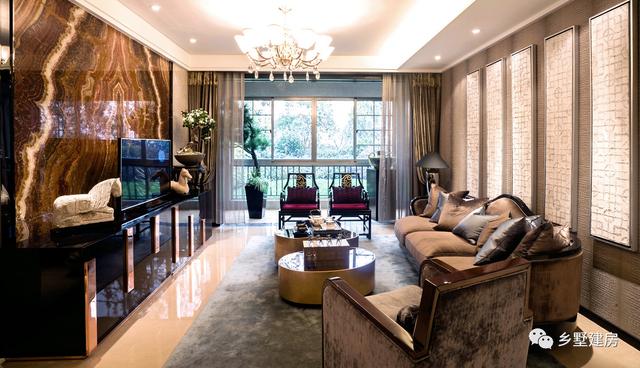 這棟別墅主要是以居住為準，開間12米，進深10米，自己住，住的舒適才好