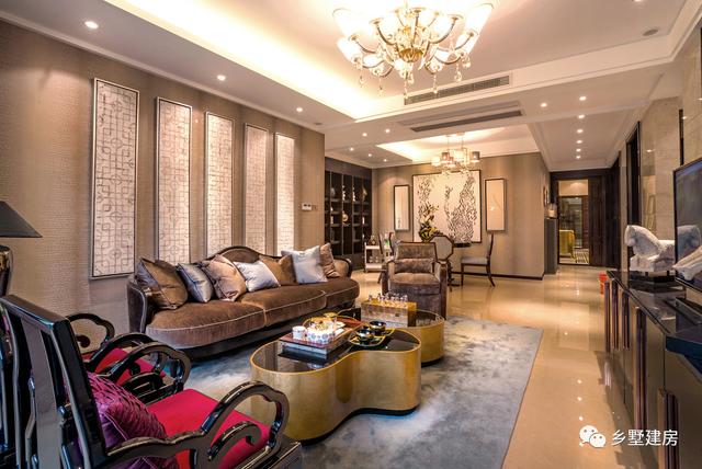 這棟別墅主要是以居住為準，開間12米，進深10米，自己住，住的舒適才好