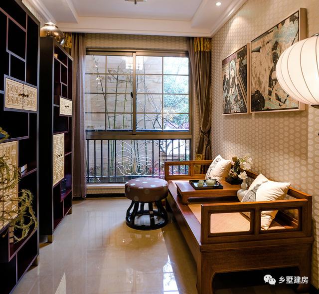 這棟別墅主要是以居住為準，開間12米，進深10米，自己住，住的舒適才好