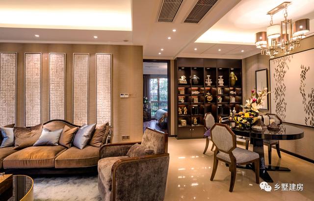 這棟別墅主要是以居住為準，開間12米，進深10米，自己住，住的舒適才好