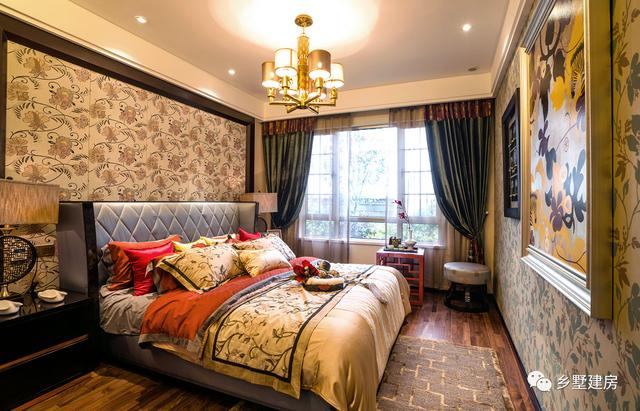 這棟別墅主要是以居住為準，開間12米，進深10米，自己住，住的舒適才好