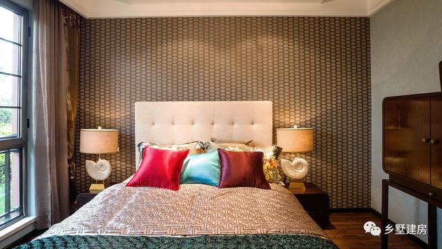 這棟別墅主要是以居住為準，開間12米，進深10米，自己住，住的舒適才好