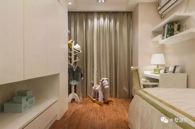 這款二層別墅設(shè)計戶型除了外觀簡單大氣，室內(nèi)的裝修也很溫馨精致