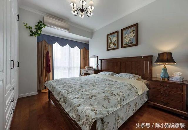 131㎡三居室簡(jiǎn)美風(fēng)格裝修，溫馨舒適，裝修帶家具僅僅花35萬(wàn)，自己家人都是越看越值，你們?cè)趺纯矗? style="box-sizing: border-box; border-bottom-style: none; border-right-style: none; margin: 10px auto; display: block; max-width: 100%; border-top-style: none; border-left-style: none; -webkit-tap-highlight-color: transparent" src="/uploads/allimg/180924/160241Ia-4.jpg" inline="0" img_height="486" img_width="800" />
<p style="box-sizing: border-box; text-align: center; padding-bottom: 0px; line-height: 16px; margin: 0px; padding-left: 0px; padding-right: 0px; color: rgb(119,119,119); font-size: 12px; padding-top: 0px; -webkit-tap-highlight-color: transparent" class="pgc-img-caption"> </p>
</div>
<p style="box-sizing: border-box; padding-bottom: 0px; widows: 2; text-transform: none; background-color: rgb(255,255,255); font-style: normal; text-indent: 0px; margin: 16px 0px; padding-left: 0px; padding-right: 0px; font-family: "PingFang SC", "Hiragino Sans GB", "Microsoft YaHei", "WenQuanYi Micro Hei", "Helvetica Neue", Arial, sans-serif; white-space: normal; orphans: 2; letter-spacing: normal; color: rgb(34,34,34); font-size: 16px; font-weight: normal; word-spacing: 0px; padding-top: 0px; -webkit-tap-highlight-color: transparent; font-variant-ligatures: normal; font-variant-caps: normal; -webkit-text-stroke-width: 0px" class="ql-align-justify"><br style="box-sizing: border-box; -webkit-tap-highlight-color: transparent" />
 </p>
<p style="box-sizing: border-box; padding-bottom: 0px; widows: 2; text-transform: none; background-color: rgb(255,255,255); font-style: normal; text-indent: 0px; margin: 16px 0px; padding-left: 0px; padding-right: 0px; font-family: "PingFang SC", "Hiragino Sans GB", "Microsoft YaHei", "WenQuanYi Micro Hei", "Helvetica Neue", Arial, sans-serif; white-space: normal; orphans: 2; letter-spacing: normal; color: rgb(34,34,34); font-size: 16px; font-weight: normal; word-spacing: 0px; padding-top: 0px; -webkit-tap-highlight-color: transparent; font-variant-ligatures: normal; font-variant-caps: normal; -webkit-text-stroke-width: 0px" class="ql-align-justify">電視墻也比較簡(jiǎn)單，只是以簡(jiǎn)單的石膏板做線條裝飾，簡(jiǎn)單也溫馨，營(yíng)造的氛圍也是很舒適優(yōu)雅的。</p>
<div style="box-sizing: border-box; padding-bottom: 0px; widows: 2; text-transform: none; background-color: rgb(255,255,255); font-style: normal; text-indent: 0px; margin: 0px; padding-left: 0px; padding-right: 0px; font-family: "PingFang SC", "Hiragino Sans GB", "Microsoft YaHei", "WenQuanYi Micro Hei", "Helvetica Neue", Arial, sans-serif; white-space: normal; orphans: 2; letter-spacing: normal; color: rgb(34,34,34); font-size: 16px; font-weight: normal; word-spacing: 0px; padding-top: 0px; -webkit-tap-highlight-color: transparent; font-variant-ligatures: normal; font-variant-caps: normal; -webkit-text-stroke-width: 0px" class="pgc-img"><img alt=